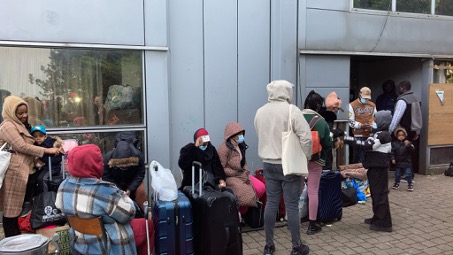 Évacuation de centaines de réfugiés à Vitry : Emotion et confusion